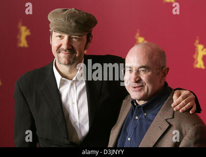 (Dpa) - US-Schauspieler Kevin Spacey (L) und britische Schauspieler Bob Hoskins abgebildet, während der Präsentation des Films "Beyond the Sea" (USA) während der 55. Berlinale Internationalen Filmfestspiele in Berlin, Deutschland, 12. Februar 2005. Insgesamt 21 Filme konkurrieren um den goldenen und silbernen Bären Preise auf der Berlinale. Stockfoto