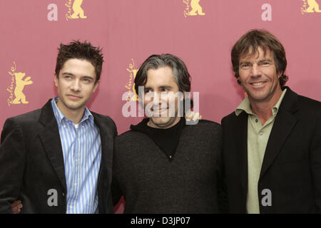 (Dpa) - (L-R): US-Schauspieler Topher Grace, Regisseur Paul Weitz und US-Schauspieler Dennis Quaid im Bild während der Präsentation des Films "In Good Company" (USA) während der 55. Berlinale Internationalen Filmfestspiele in Berlin, Deutschland, 13. Februar 2005. Insgesamt 21 Filme konkurrieren um den goldenen und silbernen Bären Preise auf der Berlinale. Stockfoto