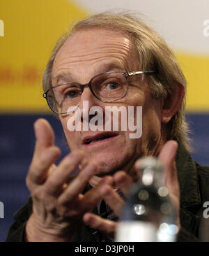 (Dpa) - britische Regisseur Ken Loach während einer Pressekonferenz für den Film "Tickets" während der 55. Berlinale Internationalen Filmfestspiele in Berlin, Deutschland, 14. Februar 2005 spricht. Insgesamt 21 Filme konkurrieren um den goldenen und silbernen Bären Preise auf der Berlinale. Stockfoto