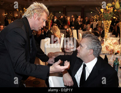 (Dpa) - (L-R): ehemaliger Tennis Profi Boris Becker, US-Schauspielerin Susan Sarandon und ihr Ehemann Schauspieler Tim Robbins miteinander, während der "Cinema for Peace"-Gala im Konzerthaus in Berlin, Deutschland, 14. Februar 2005 sprechen. Das Charity-Event war eines der Highlights der diesjährigen 55. Berlinale internationales Filmfestival. Erlös geht an UNICEF "Kinder Opfer von Tsuna Stockfoto