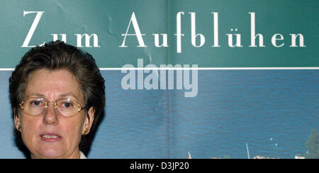 (Dpa) Sonja Countess Bernadotte steht vor ein Zeichen, das "Zum Aufbluehen" (um blüht) liest im Rahmen einer Pressekonferenz auf der Insel Mainau, Deutschland, 15. Februar 2005. Sie präsentierte ein Sparpaket beinhaltet auch 13 Mitarbeiter entlassen. Stockfoto