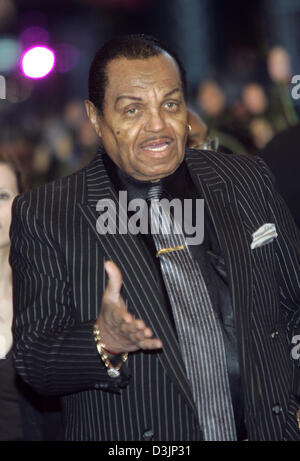 (Dpa) - Joseph Jackson, 75-Jahr-alten Patriarch des Jackson uns Clans, schreit auf dem roten Teppich vor der Vorführung des Films "Thumbsucker" in Berlin, Deutschland, 11. Februar 2005. Die Berlinale findet zum 55. Mal in Berlin statt. Stockfoto