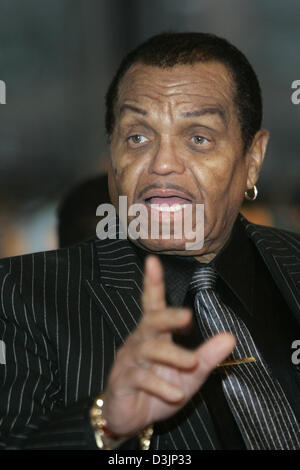 (Dpa) - Joseph Jackson, 75-Jahr-alten Patriarch des Jackson uns Clans, schreit auf dem roten Teppich vor der Vorführung des Films "Thumbsucker" in Berlin, Deutschland, 11. Februar 2005. Die Berlinale findet zum 55. Mal in Berlin statt. Stockfoto