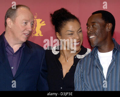 (Dpa) - stellt Regisseur Terry George (L) zusammen mit seiner Hauptdarstellerin Sophie Okonedo (Großbritannien) und seinem Hauptdarsteller Don Cheadle (USA) während der 55. Berlinale Filmfestspiele in Berlin, Deutschland, 11. Februar 2005. Sie präsentiert die British South African-italienische Coproduktion "Hotel Ruanda". Stockfoto