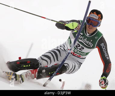 (Dpa) - deutsche Skifahrer Felix Neureuther Rennen bergab, während die Männer Slalom Veranstaltung bei der alpinen Ski-WM in Bormio, Italien, 12. Februar 2005. Stockfoto