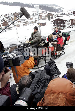 (Dpa) - warten zahlreiche Journalisten, Kronprinzessin Maxima, Tochter Prinzessin Catharina-Amalia, Kronprinz Willem-Alexander und Königin Beatrix, die einen Ausflug mit einer offenen Pferdekutsche in den Umgebungen von Lech, in Österreich, 12. Februar 2005. Die königliche Familie verbringt ihren Winterurlaub in Lech. Stockfoto