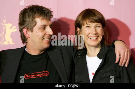 (Dpa) - britische Schauspielerin Megan Gay und deutsche Regisseur Hannes Stoehr kommen für die Präsentation von der Wettbewerbsfilm "One Day in Europe" während der 55. Berlinale Internationalen Filmfestspiele in Berlin, Deutschland, 12. Februar 2005. Insgesamt 21 Filme konkurrieren um den goldenen und silbernen Bären Preise auf der Berlinale. Stockfoto