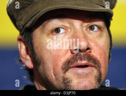 (Dpa) - US-Schauspieler Kevin Spacey, der auch leitet, kommt für die Präsentation des Films "Beyond the Sea" (USA) während der 55. Berlinale Internationalen Filmfestspiele in Berlin, Deutschland, 13. Februar 2005. Insgesamt 21 Filme konkurrieren um den goldenen und silbernen Bären Preise auf der Berlinale. Stockfoto