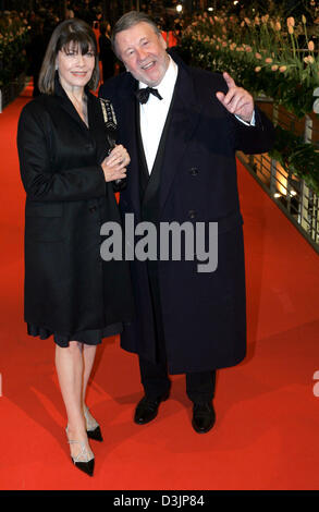 (Dpa) - Schauspieler Günter Lamprecht und seiner langjährigen Gefährtin Claudia Amm kommen für die Eröffnungsfeier der Berlinale Filmfestspiele in Berlin, Deutschland, 10. Februar 2005. Das Festival eröffnet mit der britisch-Französisch-südafrikanische film "Von Mensch zu Mensch". Das Festival, das bis 20 Februar läuft, verfügt über insgesamt 350 Filme aus 52 Ländern mit 22 Filme im Wettbewerb um die goldene und Stockfoto