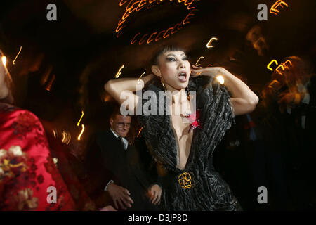 (Dpa) - Bai Ling, chinesische Schauspielerin und Mitglied der Jury bei den internationalen Filmfestspielen tanzt während der Eröffnungsfeier der 55. Berlinale Filmfestspiele in Berlin, Deutschland, 10. Februar 2005. Das Festival, das bis 20 Februar läuft, verfügt über insgesamt 350 Filme aus 52 Ländern mit 22 Filme im Wettbewerb um den goldenen und silbernen Bären Preise. Stockfoto