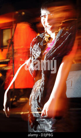 (Dpa) - Bai Ling, chinesische Schauspielerin und Mitglied der Berlinale-Jury, tanzt während einer Party anlässlich der Eröffnung der 55. Berlinale Filmfestspiele in Berlin, Deutschland, 10. Februar 2005. International Film Festival, das bis 20 Februar läuft, verfügt über insgesamt 350 Filme aus 52 Ländern mit 22 Filme im Wettbewerb um den goldenen und silbernen Bären Preise. Stockfoto