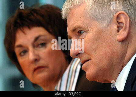 (Dpa) - German Interior Minister Otto Schily (R) und die deutsche Justizministerin Brigitte Zypries erklären die geplante Verschärfung der Versammlungsfreiheit sowie Penology während einer Pressekonferenz in Berlin, Deutschland, 11. Februar 2005. Das Recht auf Versammlungsfreiheit ist in so weit geändert werden, dass Assemblys durch rechts-winged Extremisten vor Gedenkstätten, die Erinnerung an NS-Verbrechen p werden Stockfoto