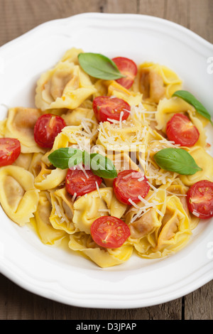 Tortellini mit Käse und Tomaten Stockfoto