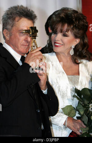(Dpa) - Preisverleihung US-Schauspieler Dustin Hoffman (L) und die britische Schauspielerin Joan Collins auf der Bühne, während der "Goldenen Kamera dargestellt" in Berlin, Deutschland, 9. Februar 2005. Hoffman erhielt die Auszeichnung "Goldene Kamera" für AUDI in der Kategorie "Beste Promi-Werbespot". Der Jahrespreis von deutschen TV- und Kinospots, die Zeitschrift "Hoerzu" (hören) zum 40. Mal verliehen wurde. Über 1.200 cele Stockfoto