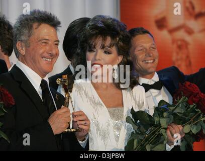 (Dpa) - US-Schauspieler Dustin Hoffman (L) und die britische Schauspielerin Joan Collins abgebildet auf der Bühne nach der Preisverleihung für die Auszeichnung "Goldene Kamera" in Berlin, Deutschland, 9. Februar 2005. Der Jahrespreis von deutschen TV- und Kinospots, die Zeitschrift "Hoerzu" (hören) zum 40. Mal verliehen wurde. Etwa 1.200 Promis waren nach der Gala eingeladen. Stockfoto