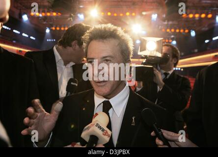 (Dpa) - US-Schauspieler Dustin Hoffman auf der Party abgebildet nach der "Goldenen Kamera" in Berlin, Deutschland, 9. Februar 2005 Preisverleihung. Der Jahrespreis von deutschen TV- und Kinospots, die Zeitschrift "Hoerzu" (hören) zum 40. Mal verliehen wurde. Etwa 1.200 Promis waren nach der Gala eingeladen. Stockfoto