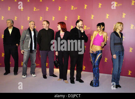 (Dpa) - die Mitglieder der internationalen Jury des diesjährigen Filmfestival besuchen einen Fototermin in Berlin 10. Februar 2005. Die Mitglieder sind (L-R) italienischen Modedesigner Nino Cerruttian, deutscher Regisseur Roland Emmerich, niederländische Produzent Wouter Barendrecht, deutsche Schauspielerin Franka Potente, ukrainischer Schriftsteller Andrei Kurkov, chinesische Schauspielerin Bai Ling und litauische Schauspielerin Ingeborg Stockfoto