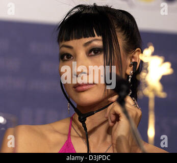 (Dpa) - chinesische Schauspielerin Bai Ling in das Mikrofon während einer Pressekonferenz in Berlin am Donnerstag, 10. Februar 2005 spricht. Die Mitglieder der internationalen Jury der diesjährigen Berlinale Filmfestival wurden heute der Presse vorgestellt. Stockfoto