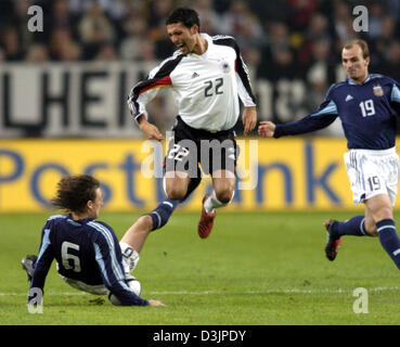 (Dpa) - Argentiniens Gabriel Heinze (L) Foulspiel von Deutschlands Kevin Kuranyi (C), während Heinze Teamkollege sieht auf Esteban Cambiasso während internationale Freundschaftsspiel zwischen Deutschland und Argentinien bei der LTU Arean in Düsseldorf, Deutschland, 9. Februar 2005. Stockfoto