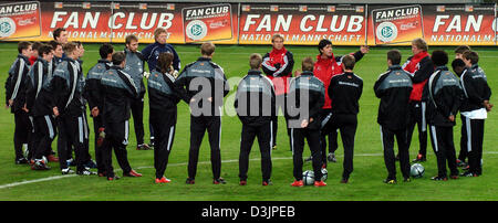 (Dpa) - Trainer Fußball-Teamleiter, Juergen Klinsmann (hinten, L) und Co-Trainer Joachim Loew (hinten, C) und Erich Rutemoeller während einer Trainingseinheit in Düsseldorf, Deutschland, 8. Februar 2005 mit ihren Spielern sprechen. Deutschland Gastgeber Argentinien in einem internationalen Freundschaftsspiel in der Düsseldorfer LTU Arena auf Mittwoch, 9. Februar 2005. Stockfoto