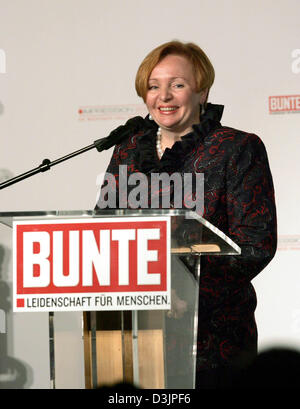 (Dpa) - Lyudmila Putina, Ehefrau des russischen Präsidenten Putin, im Bild anlässlich einer Gala durch die "Bunte"-Zeitschrift, die Doris Schröder-Koepf, Ehefrau von Bundeskanzler Schroeder, als "Frau des Jahres" im Hotel Adlon in Berlin, Deutschland, 8. Februar 2005 geehrt. Putina hat Schröder-Koepf für ihr Engagement gedankt. Mit dem Award ausgezeichnet "Bunte" Frauen, die mit ändern möchten Stockfoto