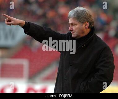 (Dpa) - Kurt Jara, österreichische Cheftrainer des deutschen Fußball-Bundesliga Seite FC Kaiserslautern, Gesten während eines Spiels im Gottlieb-Daimler-Stadion in Stuttgart, Deutschland, 5. Februar 2005. Stockfoto