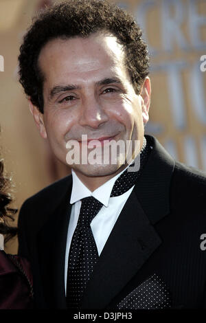 (Dpa) - lächelt Tony Shalhoub, als er für den 11. Annual Screen Actors Guild Awards statt am Schrein in Los Angeles, Kalifornien, USA, 5. Februar 2005 ankommt. Stockfoto