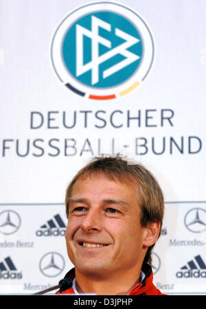 (Dpa) - Fußball-Team Cheftrainer Juergen Klinsmann während einer Pressekonferenz in Düsseldorf, Deutschland, 8. Februar 2005 lächelt. Deutschland Gastgeber Argentinien in einem internationalen Freundschaftsspiel in der Düsseldorfer LTU Arena auf Mittwoch, 9. Februar 2005. Stockfoto