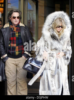 (Dpa) - US-Schauspielerin Goldie Hawn (R) und ihr Ehemann und Fellow Schauspieler Kurt Russell verlassen das Hotel Adlon in Berlin, Deutschland, 8. Februar 2005. Hawn werden mit der Auszeichnung "Goldene Kamera" am 9. Februar 2005 in der deutschen Hauptstadt präsentiert. Stockfoto