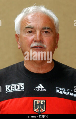 (Dpa-Dateien) - Josef Capousek, Cheftrainer des Deutschen Kanu und Kajak-Nationalmannschaft, in eine Datei Foto in Kienbaum, Deutschland, 5. Mai 2004. Capousek, wer Deutschland eines der führenden Länder bei der Kanu- und Kajakfahren mit mehr als 150 internationale Medaillen in 13 Jahren coaching erzielt werden die neuen Trainer der chinesischen Nationalmannschaft. Der 58 Jahre alte Trainer unterzeichnet eine Vertrag s Stockfoto