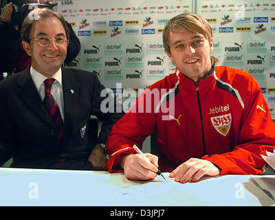 (Dpa) - deutsche team Torhüter Timo Hildebrand (R) Lächeln neben VFB-Stuttgart-Präsident Erwin Staudt nach Unterzeichnung eines neuen Vertrags mit dem Club am Gottlieb Daimler Stadion in Stuttgart, Deutschland, 5. Februar 2005. Nachdem Verhandlungen bereits abgebrochen hatte und eine mögliche Übertragung von Hildebrand auf mehrere andere europäische Clubs ging das Gerücht unterzeichnet der Torwart ein contrac Stockfoto