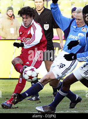 (Dpa) - Bayern-Mittelfeldspieler Michael Ballack (L) in einem Duell mit Leverkusens Carsten Ramelow in der deutschen Bundesliga match zwischen Bayern München und Bayer Leverkusen im Olympiastadion in München, Deutschland, 5. Februar 2005. Bayern gewann mit 2: 0. Stockfoto