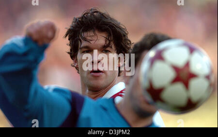 (Dpa) - Bayern-Mittelfeldspieler Michael Ballack (L) in einem Duell mit Leverkusens Robson Ponte in der deutschen Bundesliga match zwischen Bayern München und Bayer Leverkusen im Olympiastadion in München, Deutschland, 5. Februar 2005. Bayern gewann mit 2: 0. Stockfoto