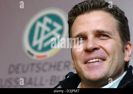 (Dpa) - Fußball team-Manager Oliver Bierhoff während einer Pressekonferenz in Düsseldorf, 7. Februar 2005 spricht. Deutschland Gastgeber Argentinien in einem internationalen Freundschaftsspiel in der Düsseldorfer LTU Arena auf Mittwoch, 9. Februar 2005. Stockfoto