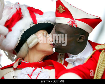 (Dpa) - Top model Heidi Klum und ihr Freund, der britische Popsänger Seal, küssen einander, wie sie auf einem Anhänger des Vereins "Rote Funken" (rote Funken) Karneval während der Karneval Montag-Prozession in Köln auf Montag, 7. Februar 2005 stehen. An die Prozession teilnehmen werden rund 1 Million Besucher erwartet. Stockfoto