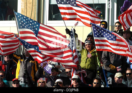 (Dpa) - US-Fans feiern und winken ihren Fahnen nach US-Skifahrer Bode Miller gewinnt der Herren Abfahrt bei der alpinen Ski-WM in Bormio, Italien, 5. Februar 2005. Stockfoto