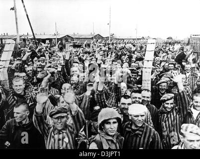 (Dpa-Dateien) - Hunderte von ehemaligen Häftlingen jubilate und jubeln nach der Befreiung des KZ Dachau durch US-Truppen in Dachau, Deutschland, 30. April 1945. Stockfoto