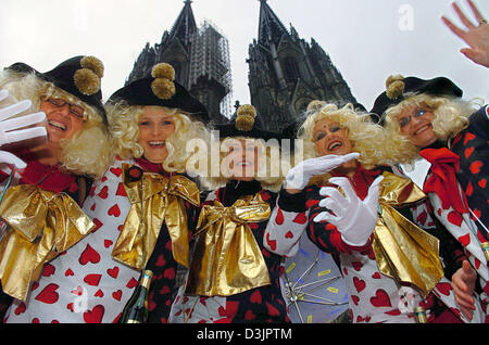 (Dpa) - eine Gruppe von Frauen verkleidet als Clowns "Weiberfastnacht" (Frauen Karneval) feiern vor der Kathedrale in Köln auf Donnerstag, 3. Februar 2005. Zehntausende von Karneval Narren haben startete der Höhepunkt des Faschings am 11:11 auf den Punkt und feierten das traditionelle "Weiberfastnacht" (Karneval der Frauen) in Städten und Gemeinden wurden