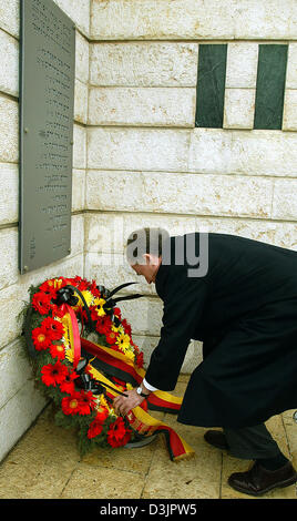 (Dpa) - Bundespräsident Horst Köhler legt einen Kranz zum Gedenken an die Opfer des terroristischen Selbstmordanschlag an Bushaltestelle 37 in Haifa, Israel am Donnerstag, 3. Februar 2005. Köhler ist zu einem viertägigen Besuch in Israel. Stockfoto