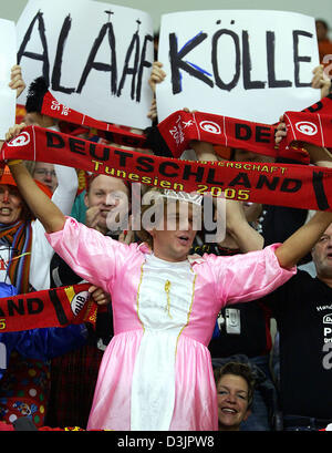 (Dpa) - sind deutsche Handball-Fans in Karnevalskostüme gekleidet in bester Laune vor dem Handball-Spiel zwischen Schweden und Deutschland während der Handball-Weltmeisterschaft 2005 in Nabeul, Tunesien auf Donnerstag, 3. Februar 2005. Stockfoto