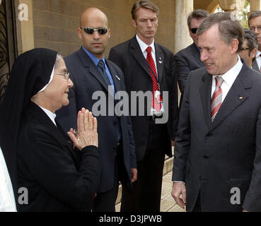 (Dpa) - Schwester Benedikta begrüßt German President Horst Koehler (R) an den See Genezareth, Israel, 3. Februar 2005. Köhler ist zu einem viertägigen Besuch in Israel. Stockfoto