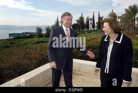 (Dpa) - German President Horst Koehler (C) und seine Frau Eva Lächeln während ihres Besuches zum Meer von Galiläa, Israel, 3. Februar 2005. Köhler ist zu einem viertägigen Besuch in Israel. Stockfoto