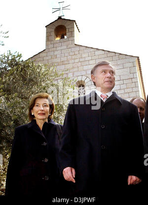 (Dpa) - German President Horst Koehler (C) und seine Frau Eva Lächeln während ihres Besuches zum Meer von Galiläa, Israel, 3. Februar 2005. Köhler ist zu einem viertägigen Besuch in Israel. Stockfoto