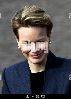 (Dpa) - lächelt Kronprinzessin Mathilde von Belgien im Rahmen eines Empfangs für den griechischen Präsidenten in Brüssel, 31. Januar 2005. Stockfoto