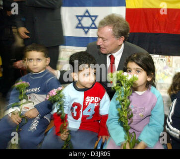 (Dpa) - spricht der deutsche Bundespräsident Horst Köhler mit Kindern in einem Kindergarten in Sderot, Israel, 2. Februar 2005. Köhler ist auf einen vier-Tages-Besuch in Israel. Stockfoto