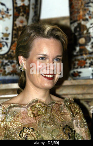 (Dpa) - lächelt Kronprinzessin Mathilde von Belgien vor ein Abendessen für den griechischen Präsidenten Schloss Laeken bei Brüssel, Belgien, 1. Februar 2005. Stockfoto