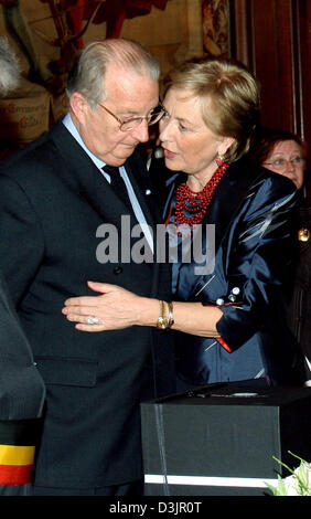 (Dpa) - König Albert II und Königin Paola von Belgien im Bild vor einem Abendessen für den griechischen Präsidenten Schloss Laeken nahe Brüssel, Belgien, 1. Februar 2005. Stockfoto