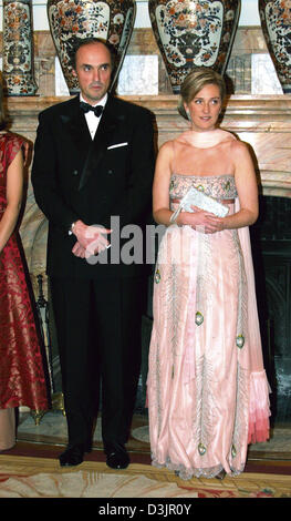 (Dpa) - Prinzessin Astrid von Belgien und ihr Ehemann Lorenz Erzherzog von Österreich-Este im Bild vor einem Abendessen für den griechischen Präsidenten Schloss Laeken bei Brüssel, Belgien, 1. Februar 2005. Stockfoto