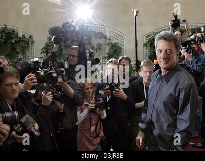 (Dpa) - US-Schauspieler Dustin Hoffman ist umringt von Fotografen und Kamerateams während ein Foto rufen für den nächsten Start seines Films "Meine Frau, Ihre Schwiegereltern Und Ich" (Originaltitel: "Meet the Fockers") in Berlin, Deutschland, 1. Februar 2005. Stockfoto