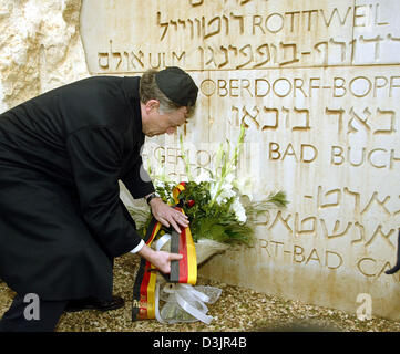 (Dpa) - Bundespräsident Horst Köhler setzt sich einen Kranz an der Gedenkstätte Jad Vaschem in Jerusalem, Israel, Dienstag, 1. Februar 2005. Köhler ist auf einen vier-Tages-Besuch in Israel. Stockfoto